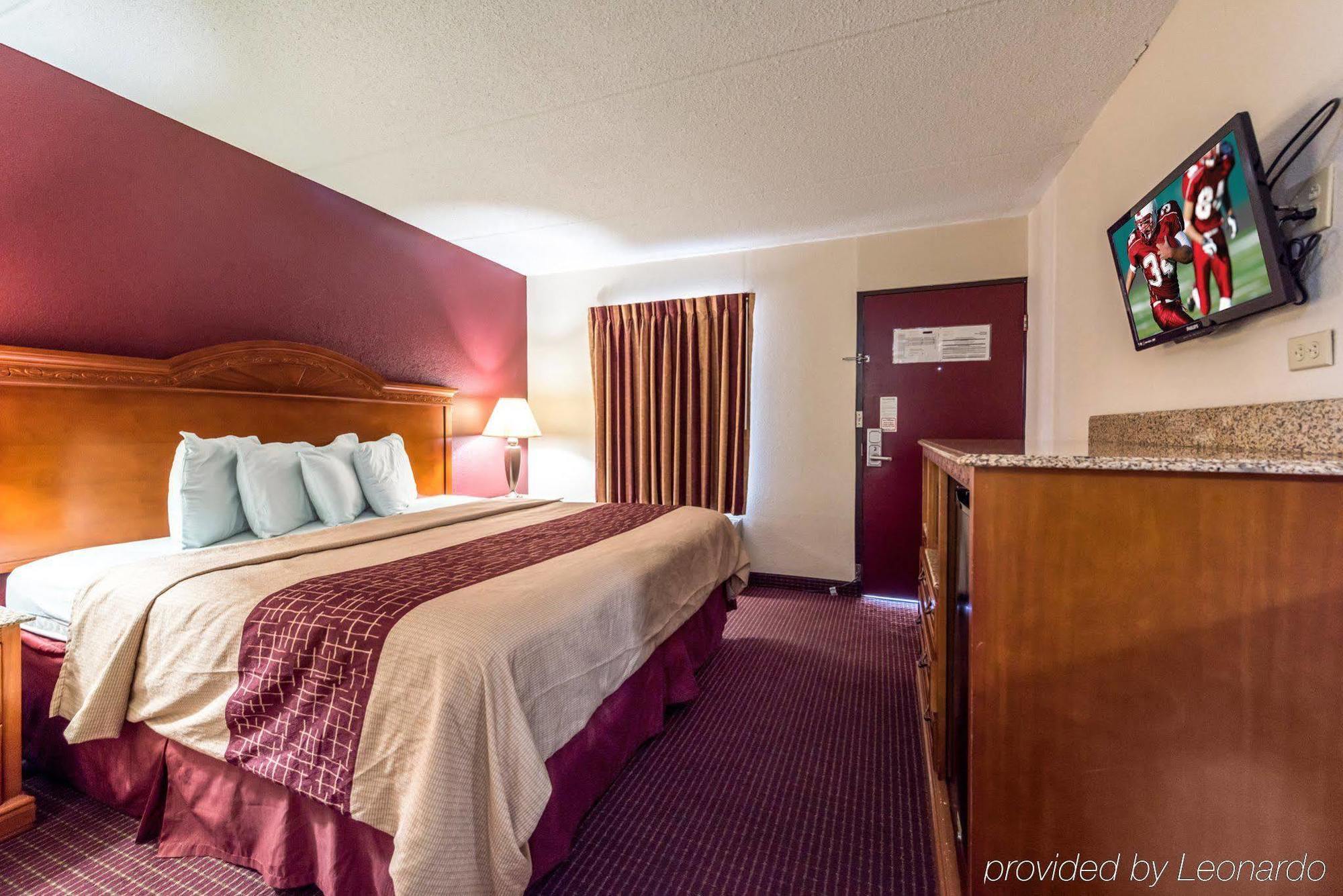 Motel Red Roof & Parkway 2*
