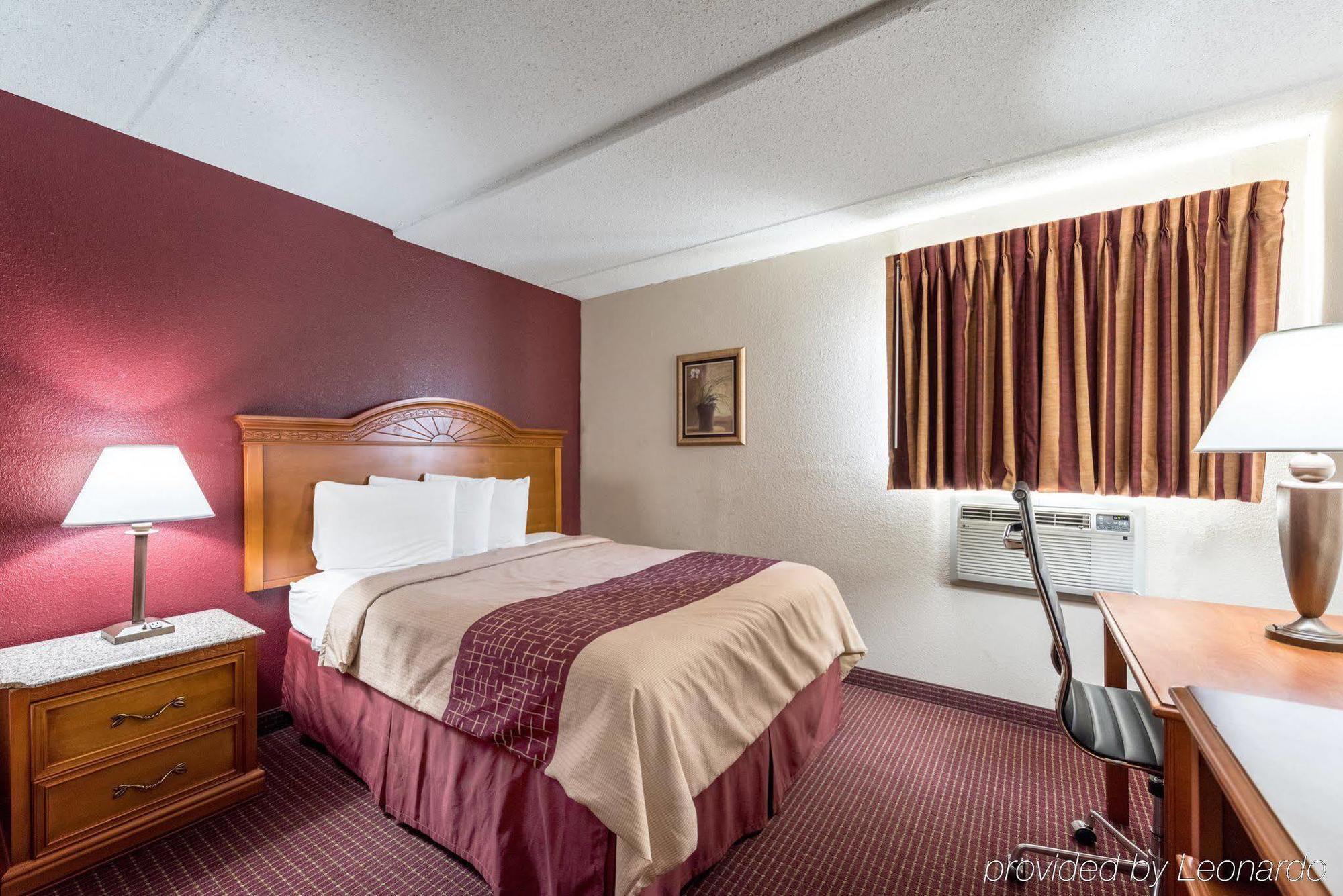 Motel Red Roof & Parkway 2*