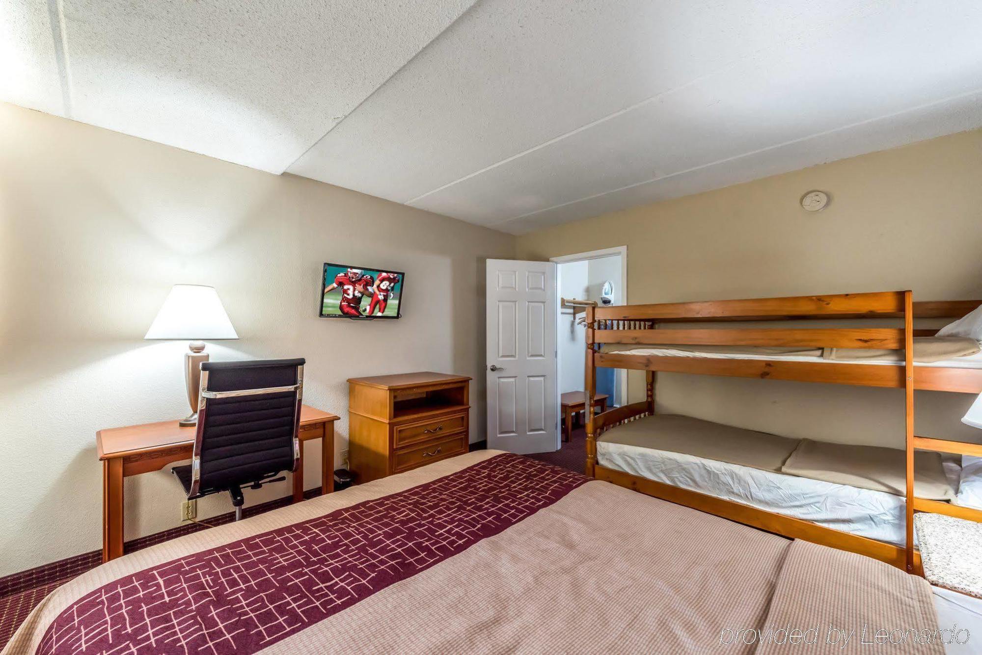 Red Roof & Parkway Motel 2*