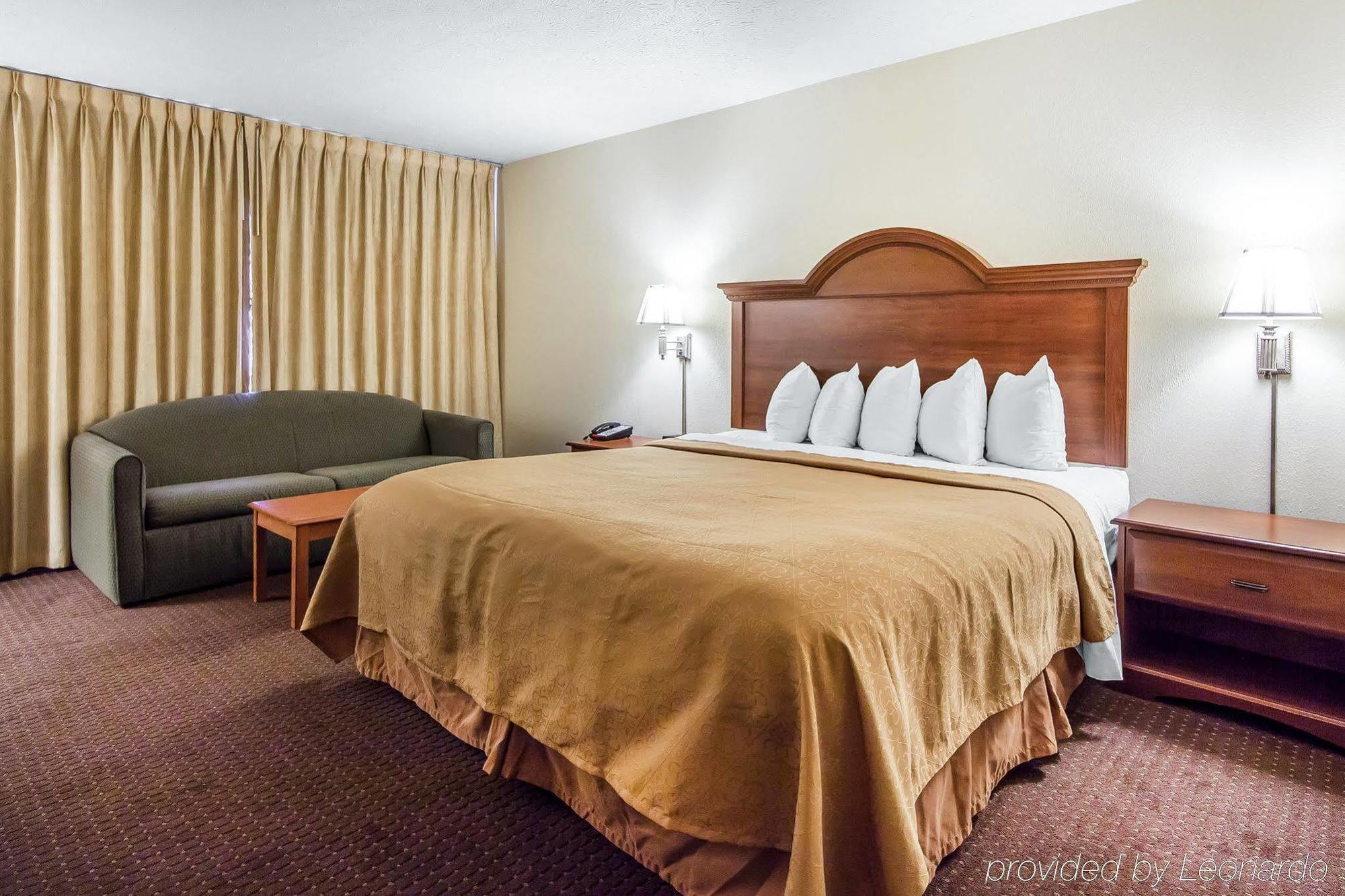 Hotel Quality & At Dollywood Lane 2*