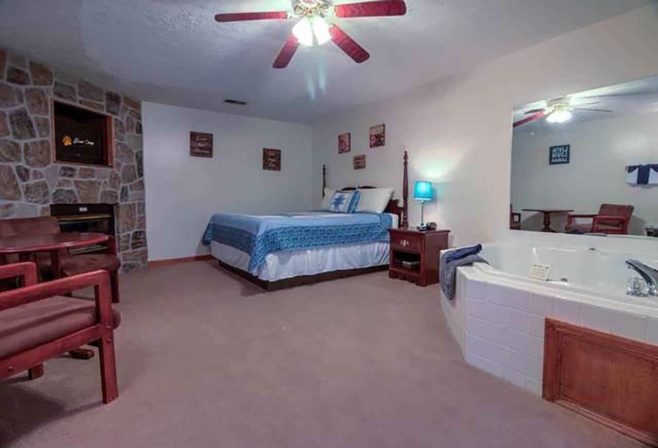 Bear Camp By The Night Hotel Pigeon Forge