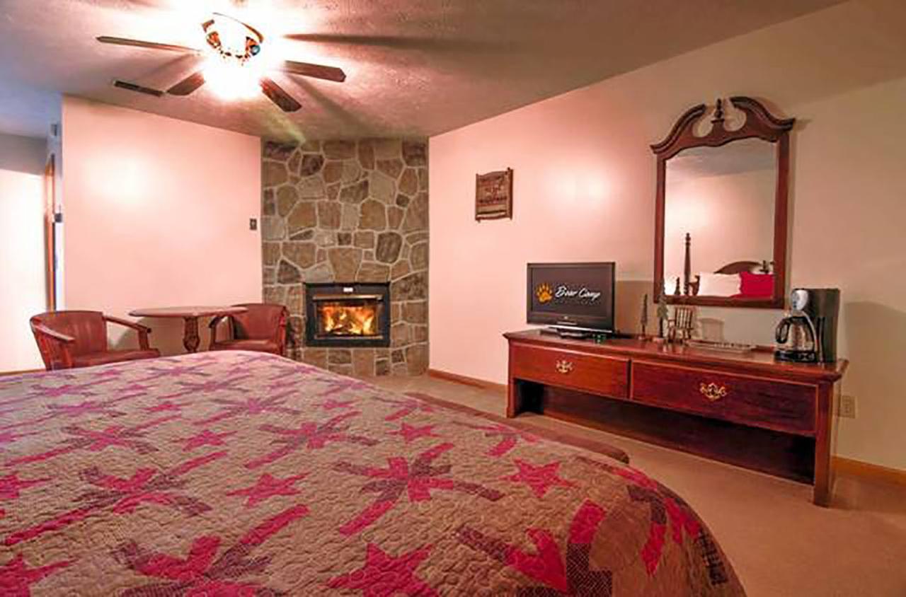 Hotel Bear Camp By The Night Pigeon Forge