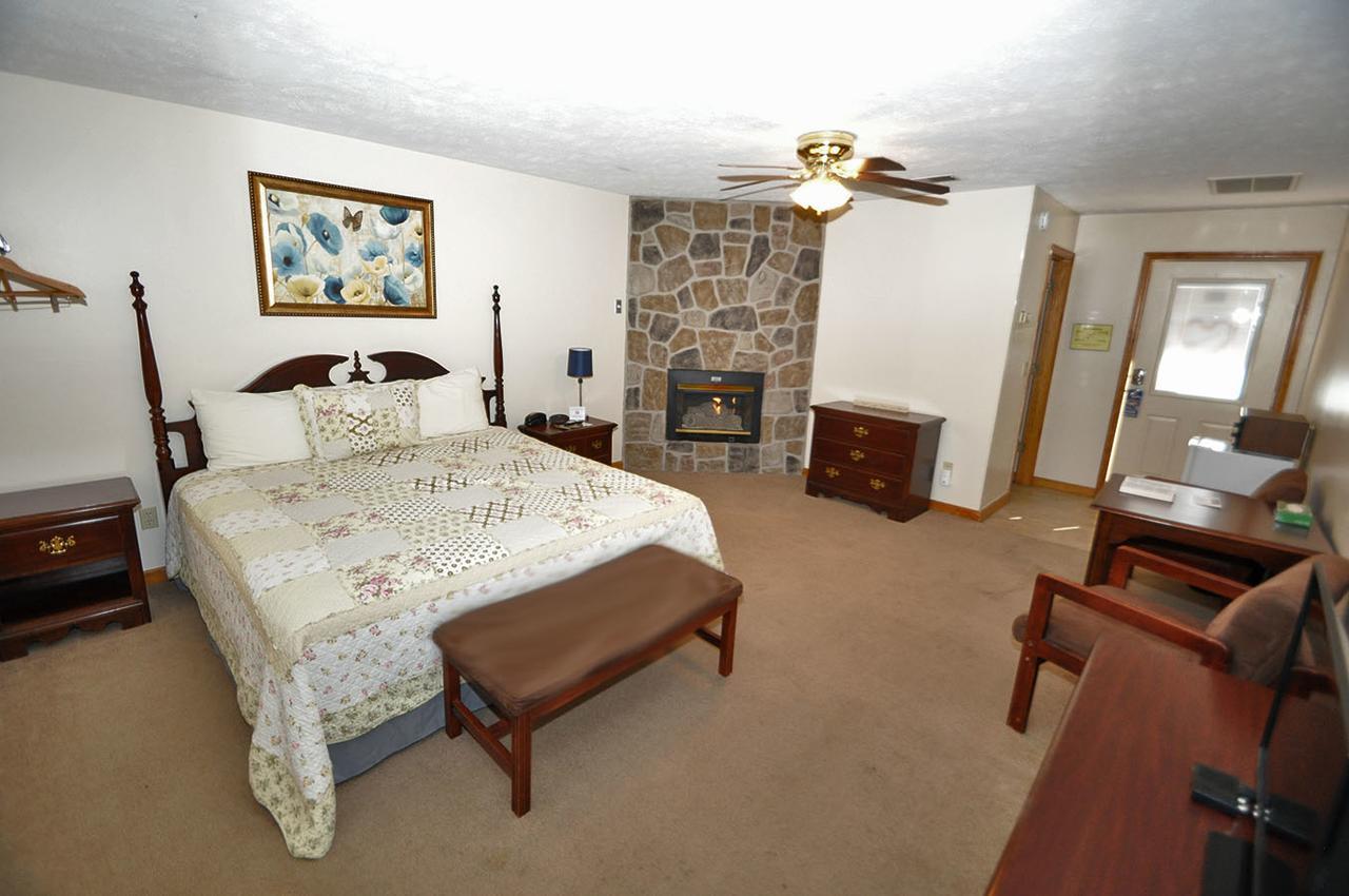 Hotel Bear Camp By The Night Pigeon Forge