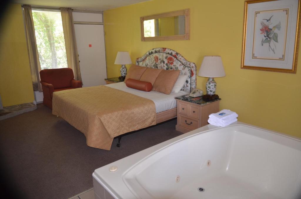 Riverlodge South Hotel