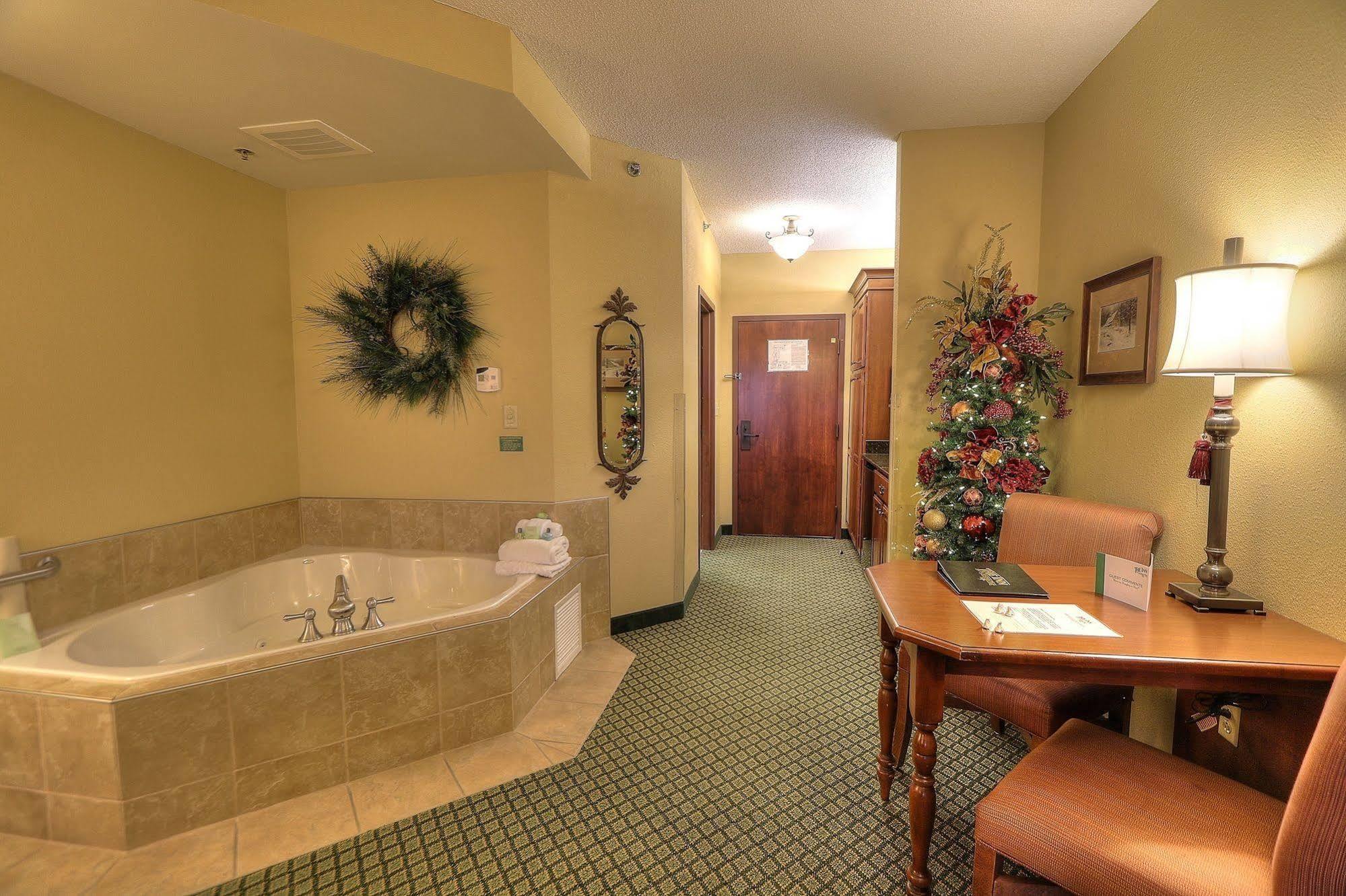 The At Christmas Place Hotel Pigeon Forge