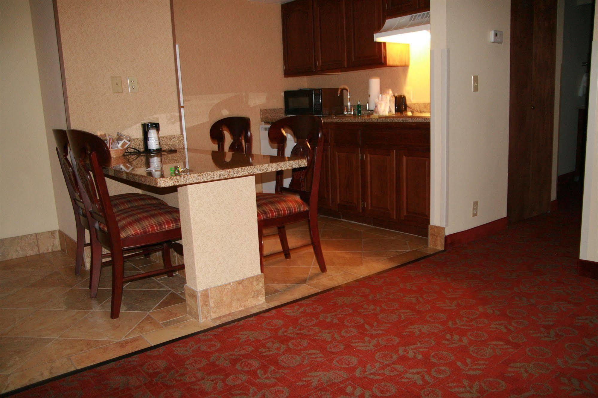 Hampton & On The Parkway Hotel