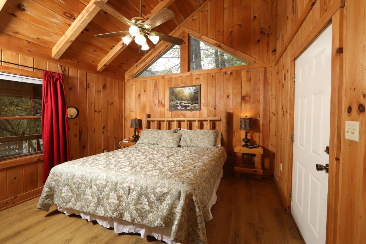 Creekside Tranquility 365 - One Bedroom Cabin Holiday home *