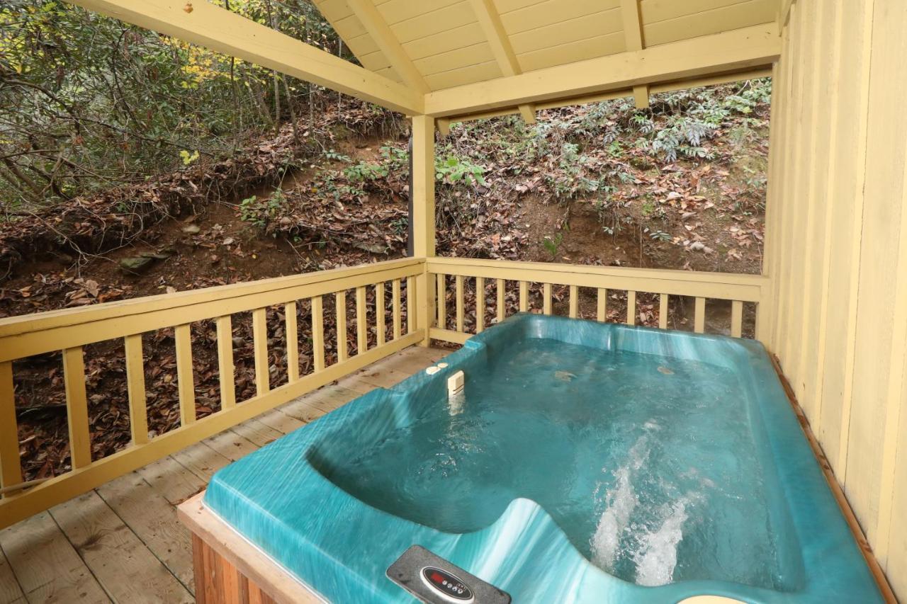 Creekside Tranquility 365 - One Bedroom Cabin Holiday home