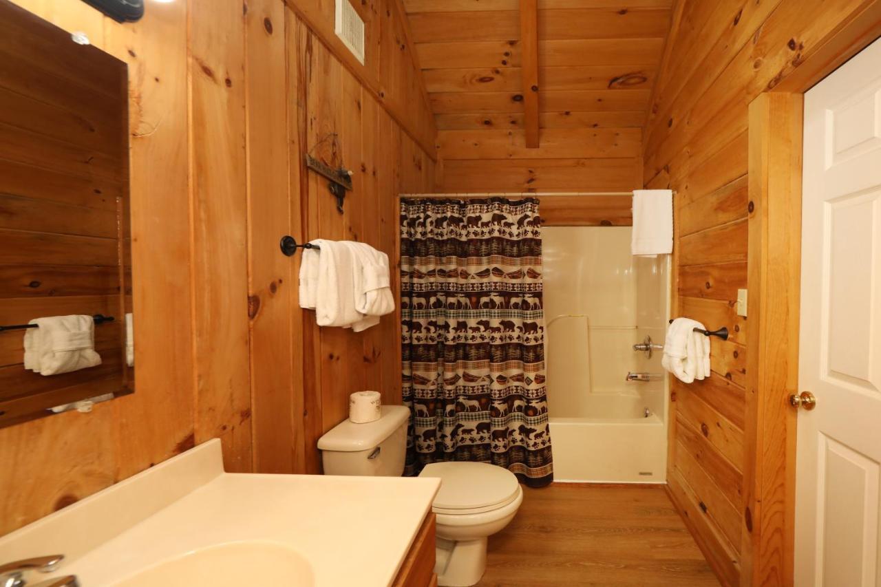 Creekside Tranquility 365 - One Bedroom Cabin Holiday home