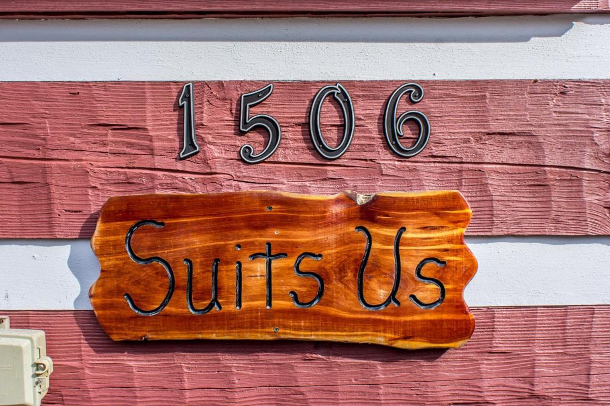 Suits Us * Pigeon Forge