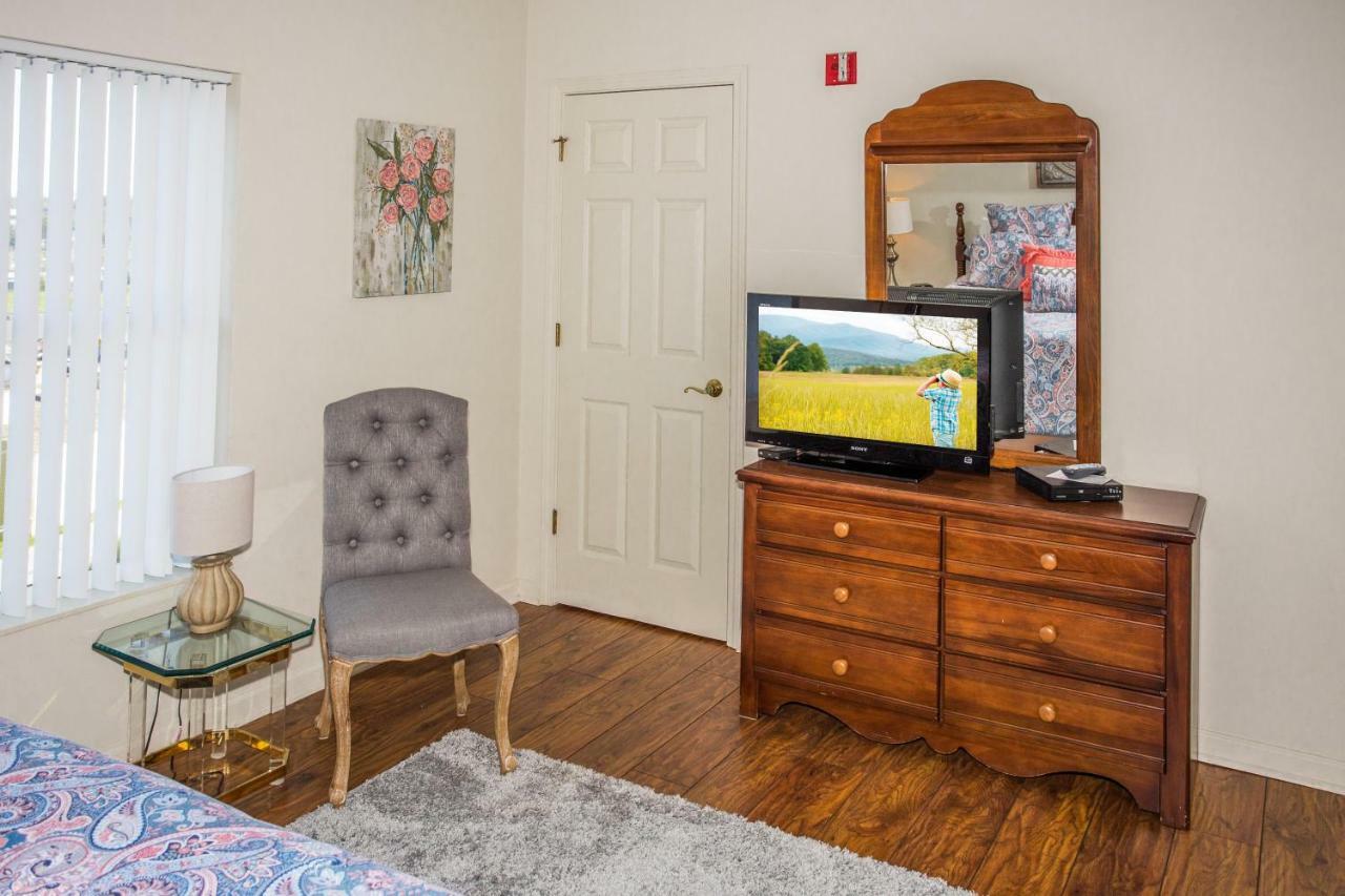 Whispering Pines 104 Holiday home *