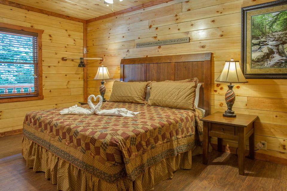 Sherwood Splash Lodge, 11 Bedrooms, Sleeps 52, Theater, Indoor Pool, Free Wifi Holiday home *