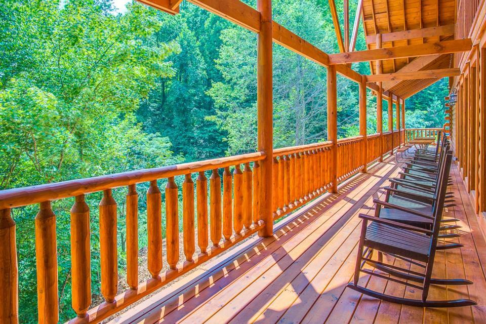 Sherwood Splash Lodge, 11 Bedrooms, Sleeps 52, Theater, Indoor Pool, Free Wifi Pigeon Forge