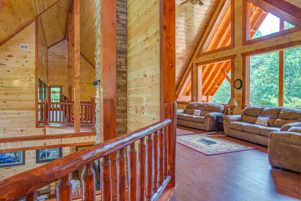 Sherwood Splash Lodge, 11 Bedrooms, Sleeps 52, Theater, Indoor Pool, Free Wifi Holiday home *