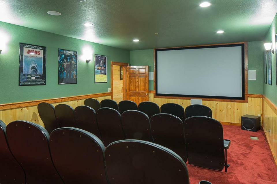 Sherwood Splash Lodge, 11 Bedrooms, Sleeps 52, Theater, Indoor Pool, Free Wifi Holiday home Pigeon Forge