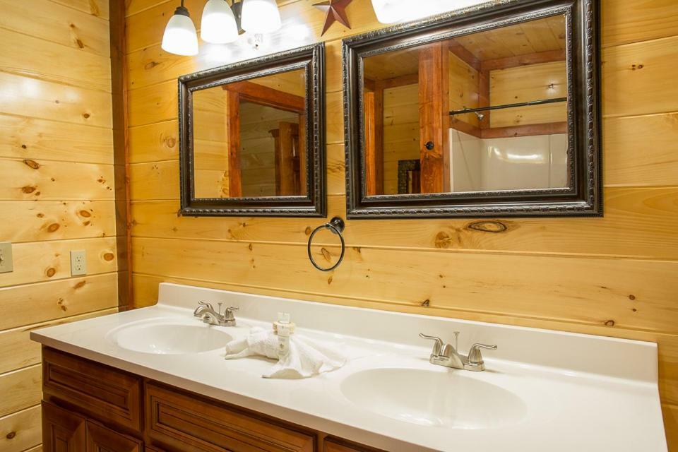 Holiday home Sherwood Splash Lodge, 11 Bedrooms, Sleeps 52, Theater, Indoor Pool, Free Wifi Pigeon Forge