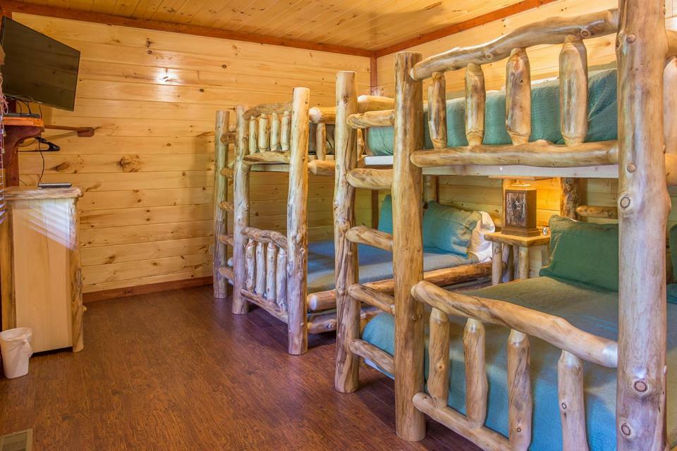 Sherwood Splash Lodge, 11 Bedrooms, Sleeps 52, Theater, Indoor Pool, Free Wifi