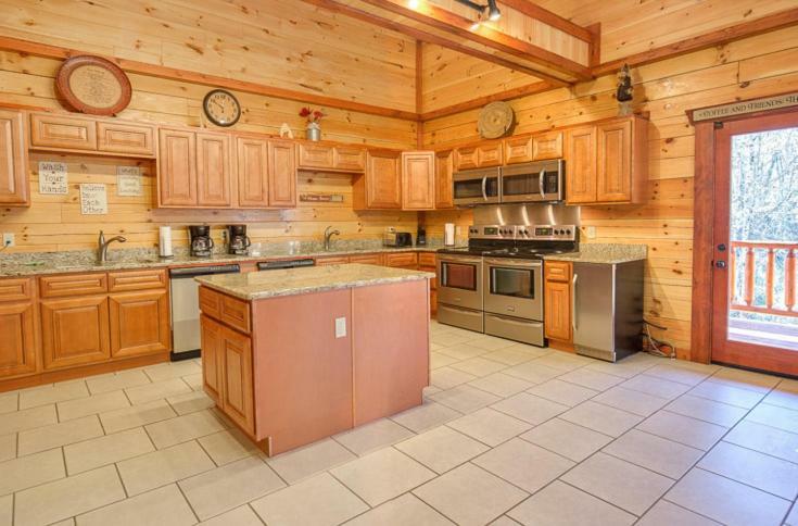 Sherwood Splash Lodge, 11 Bedrooms, Sleeps 52, Theater, Indoor Pool, Free Wifi Holiday home