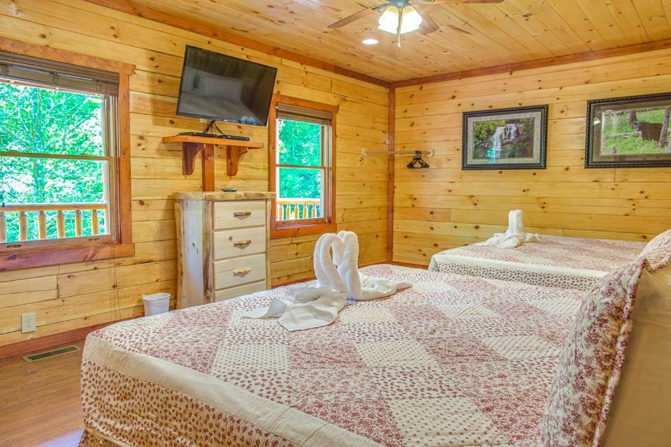 Sherwood Splash Lodge, 11 Bedrooms, Sleeps 52, Theater, Indoor Pool, Free Wifi * Pigeon Forge