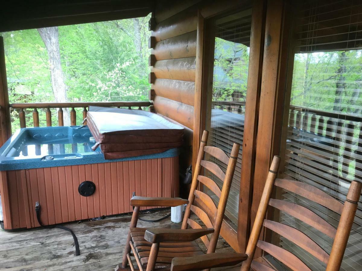 2 Swimming Pools Free Mini Golf Honey Bear Mtn Cabin - Hot Tub - Pool Table Holiday home Pigeon Forge