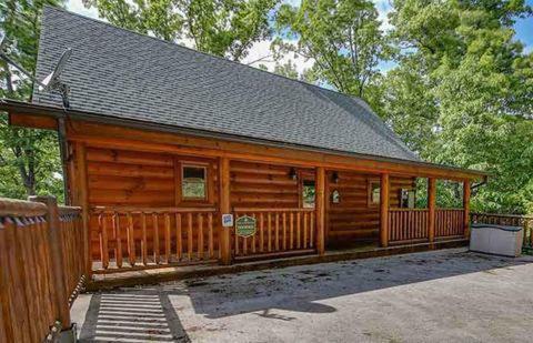 Holiday home 2 Swimming Pools Free Mini Golf Honey Bear Mtn Cabin - Hot Tub - Pool Table Pigeon Forge