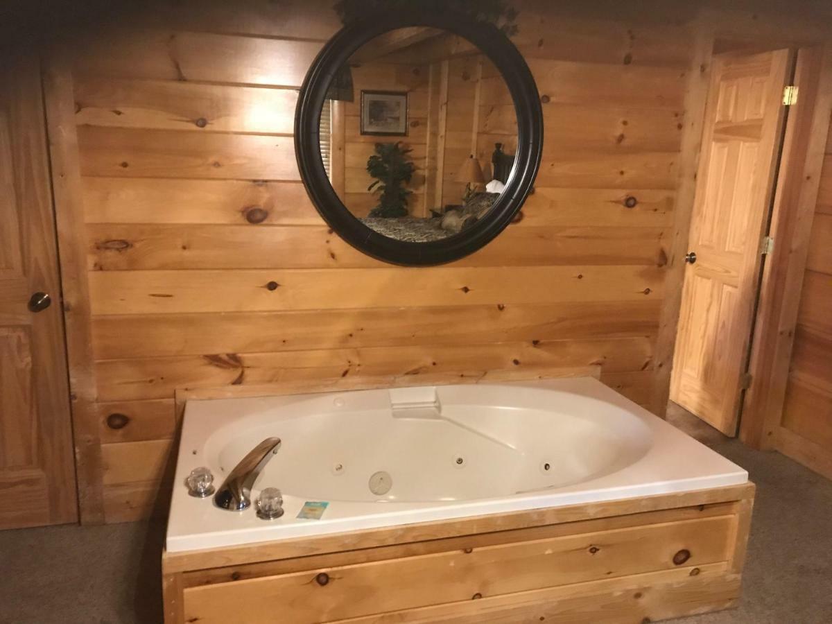 2 Swimming Pools Free Mini Golf Honey Bear Mtn Cabin - Hot Tub - Pool Table * Pigeon Forge