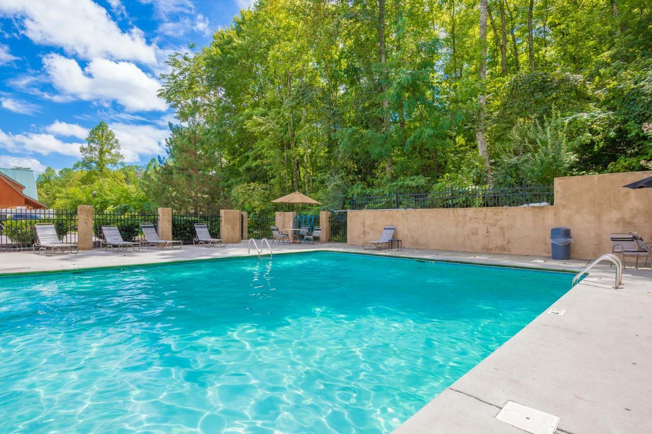 Sherwood Splash Lodge, 11 Bedrooms, Sleeps 52, Theater, Indoor Pool, Free Wifi Holiday home Pigeon Forge