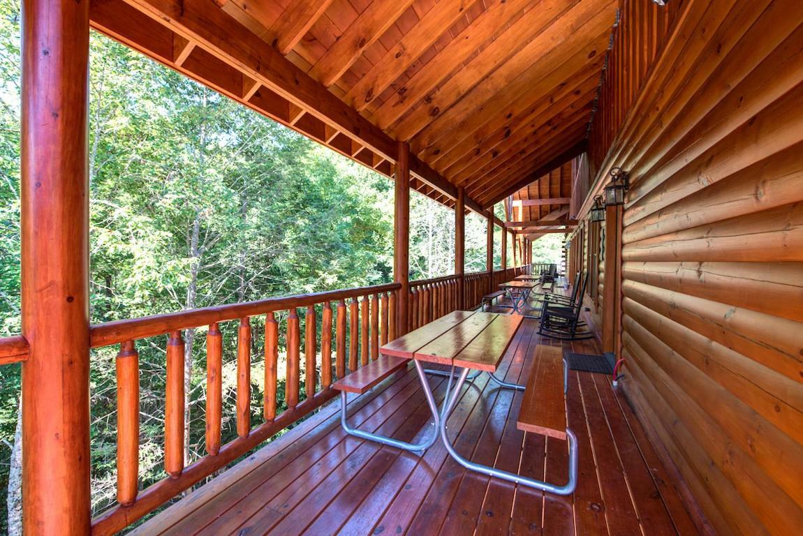 Sherwood Splash Lodge, 11 Bedrooms, Sleeps 52, Theater, Indoor Pool, Free Wifi * Pigeon Forge