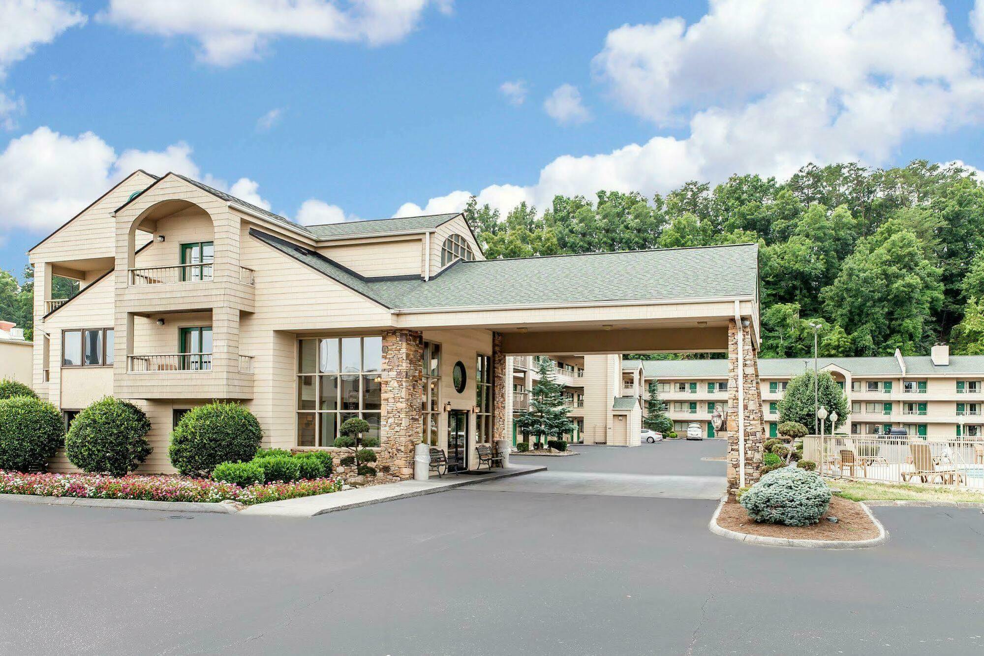 Quality & At Dollywood Lane Hotel 2*