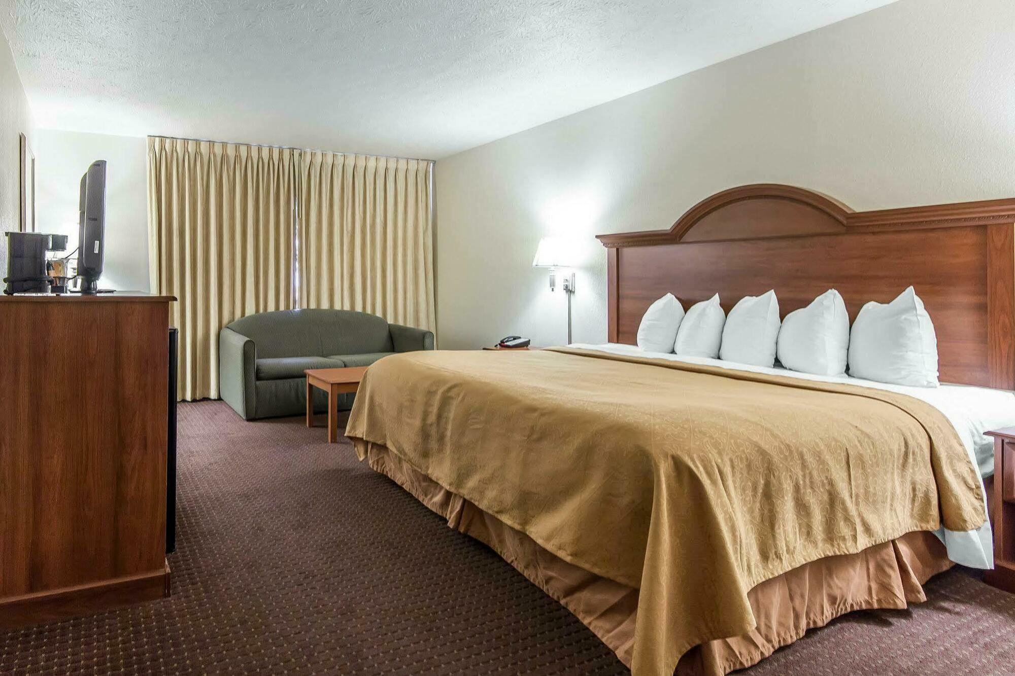 Hotel Quality & At Dollywood Lane