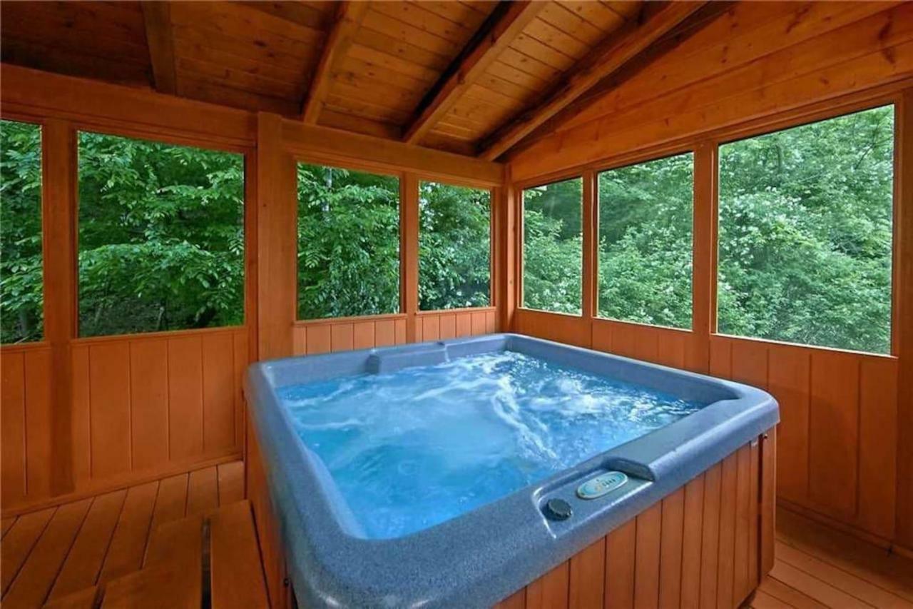 Rushing Water - Beautiful Back Yard Along Caney Creek - Hot Tub Game *