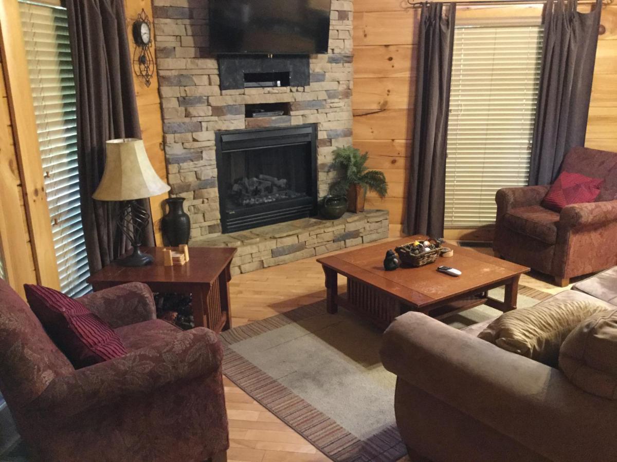 Holiday home 2 Swimming Pools Free Mini Golf Honey Bear Mtn Cabin - Hot Tub - Pool Table