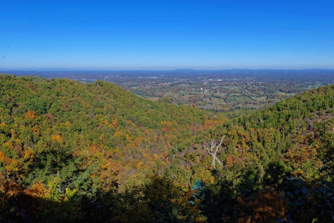 Sully's Mountain Retreat - Million Dollar View!! Holiday home *