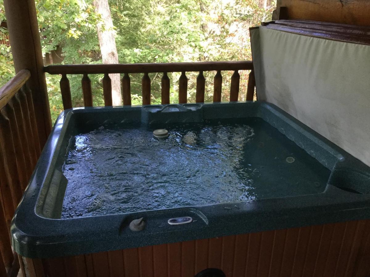Holiday home 2 Swimming Pools Free Mini Golf Honey Bear Mtn Cabin - Hot Tub - Pool Table *