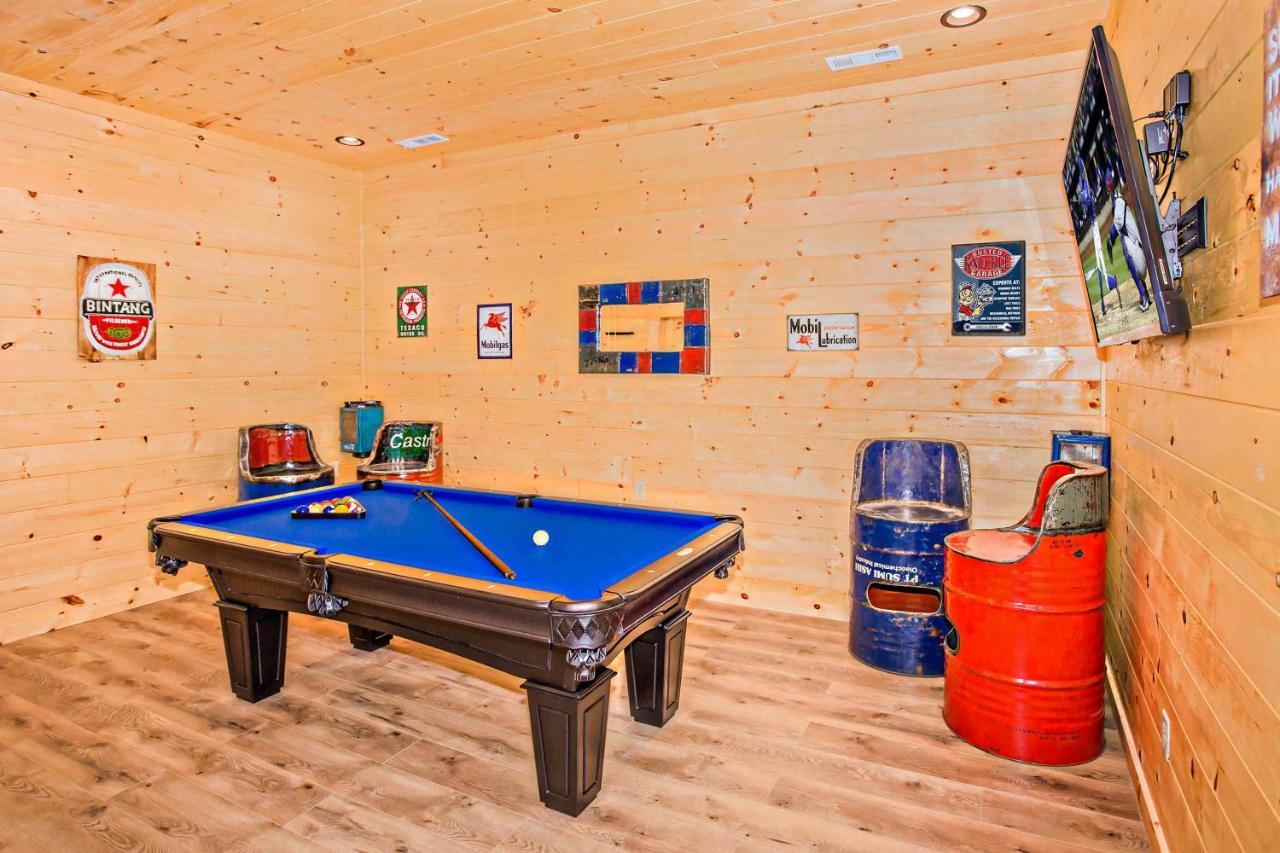 A Bear's Alpine Splash * Pigeon Forge