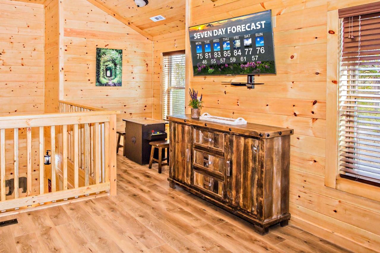 A Bear's Alpine Splash Pigeon Forge