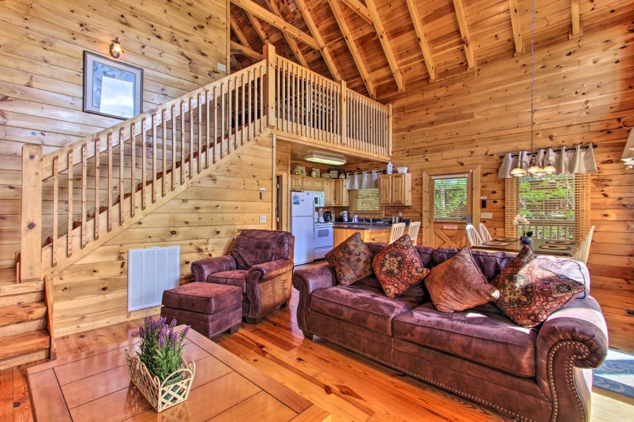 Family Cabin With Pool And Hot Tub