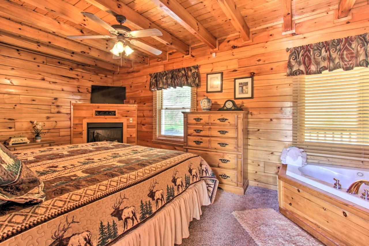 Family Cabin With Pool And Hot Tub