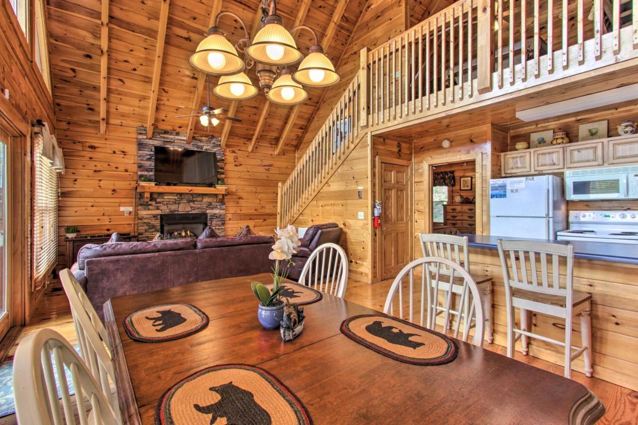 Family Cabin With Pool And Hot Tub Holiday home