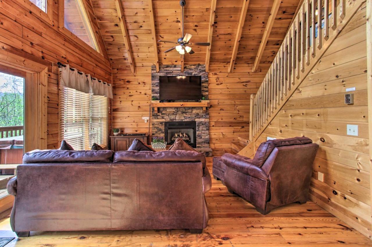 Family Cabin With Pool And Hot Tub Holiday home
