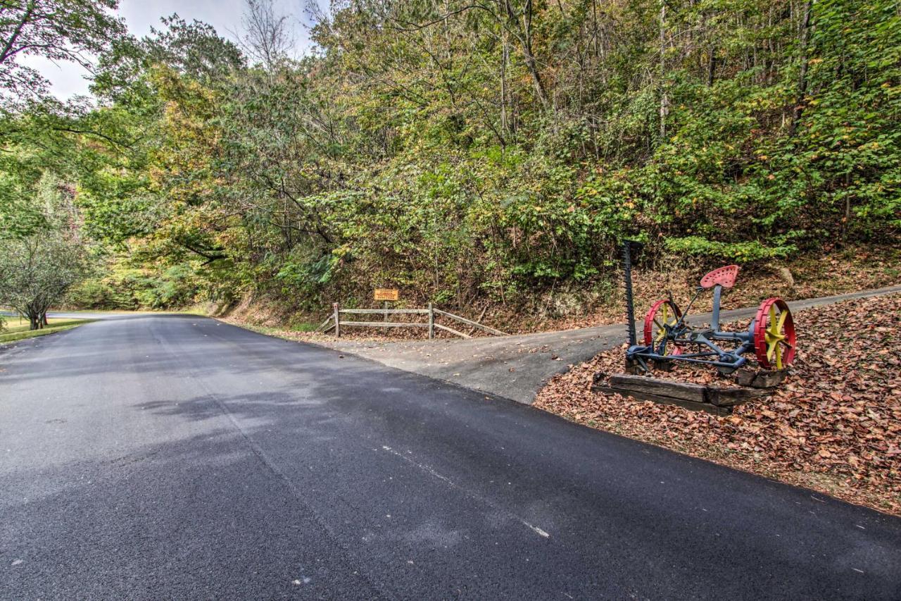 Scenic Solitude With Private Hot Tub! * Pigeon Forge