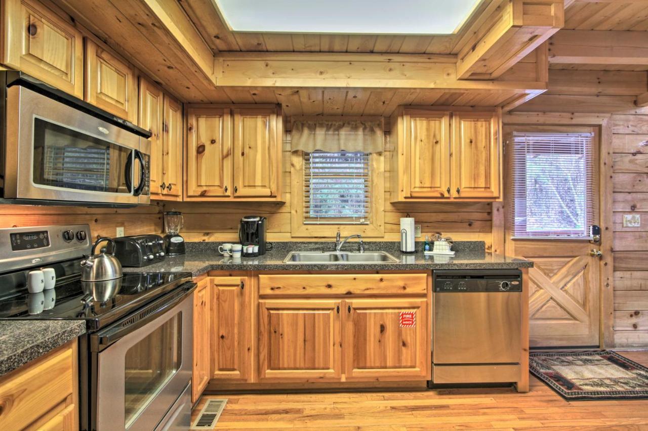 Romantic With Hot Tub In Pigeon Forge!