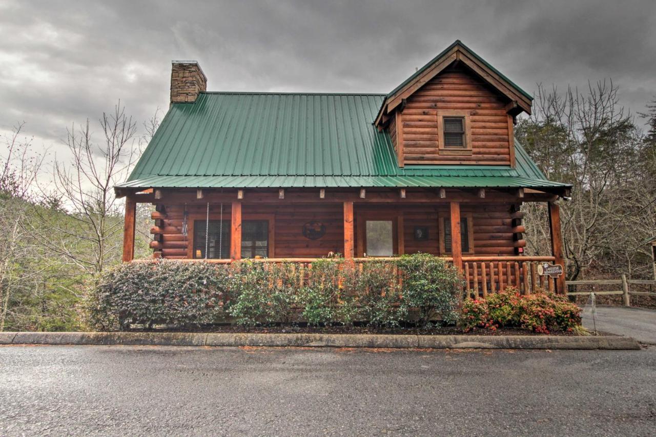 Holiday home Romantic With Hot Tub In Pigeon Forge!