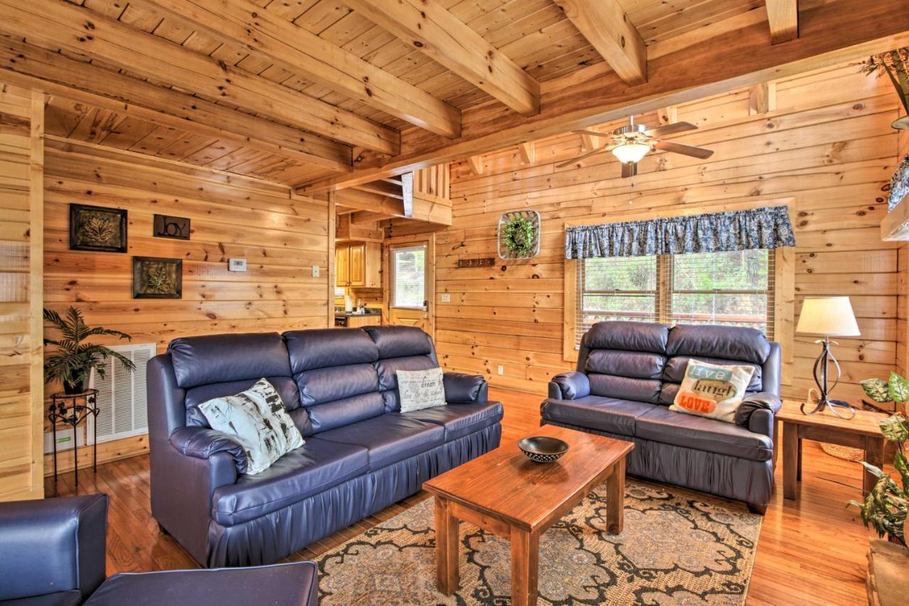 Romantic With Hot Tub In Pigeon Forge! Holiday home Pigeon Forge
