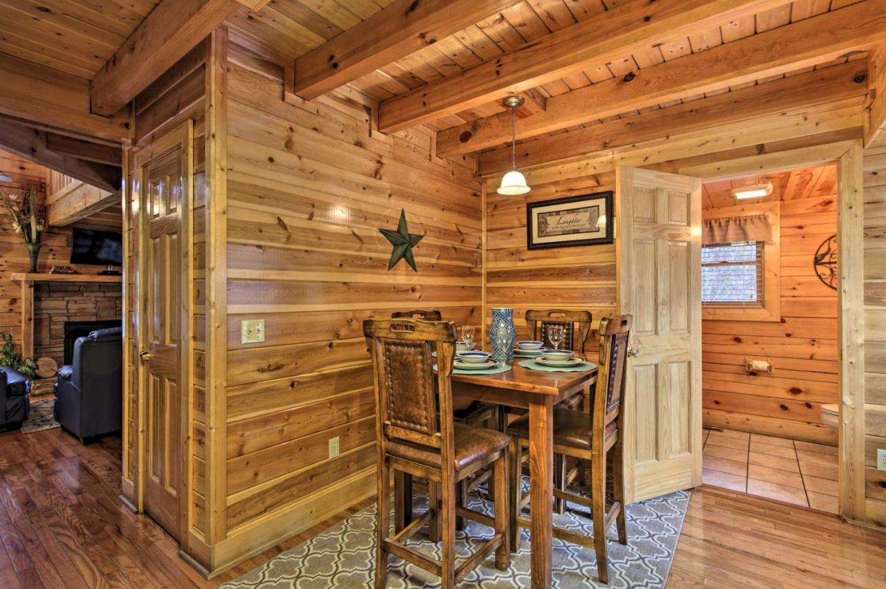 Holiday home Romantic With Hot Tub In Pigeon Forge!