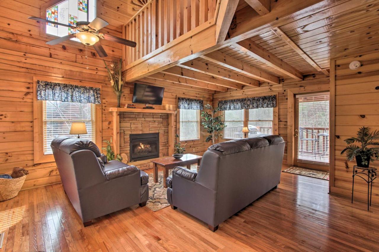 Holiday home Romantic With Hot Tub In Pigeon Forge!