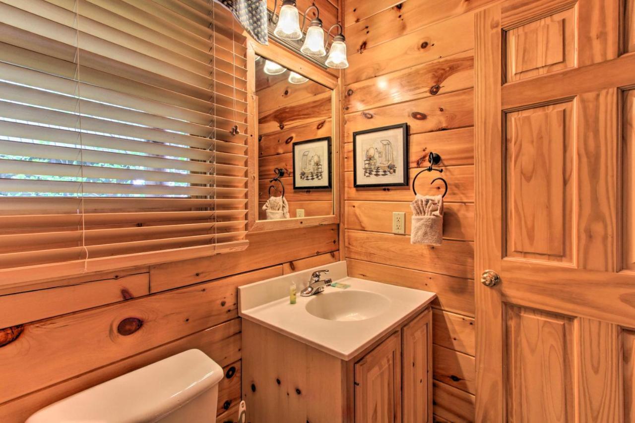 Family Cabin With Pool And Hot Tub Holiday home