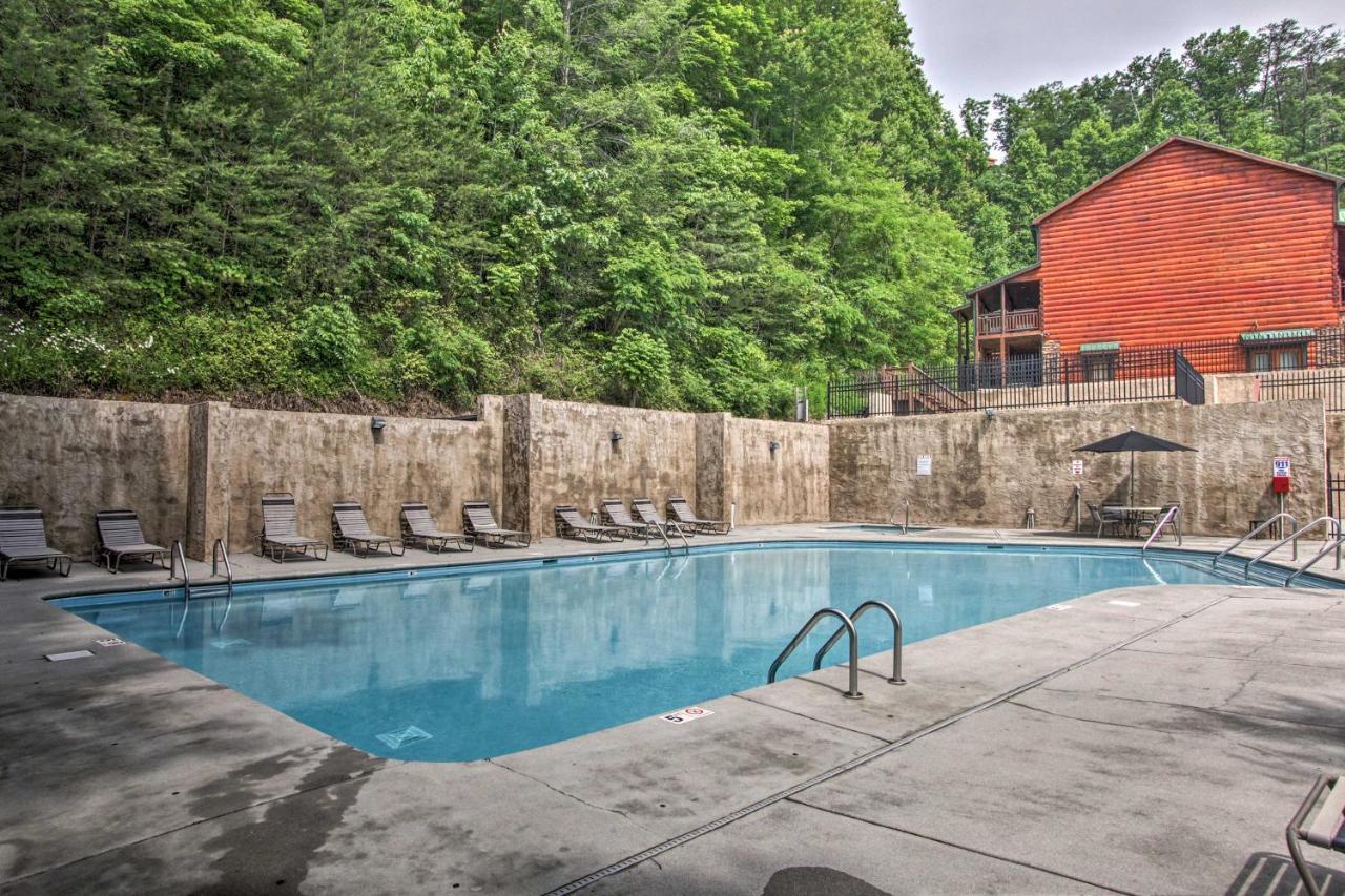 Family Cabin With Pool And Hot Tub