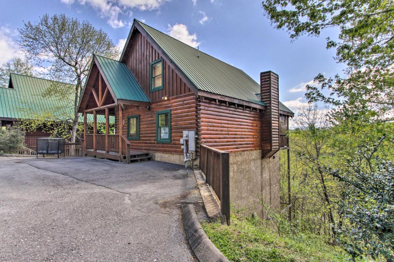 Family Cabin With Pool And Hot Tub * Pigeon Forge