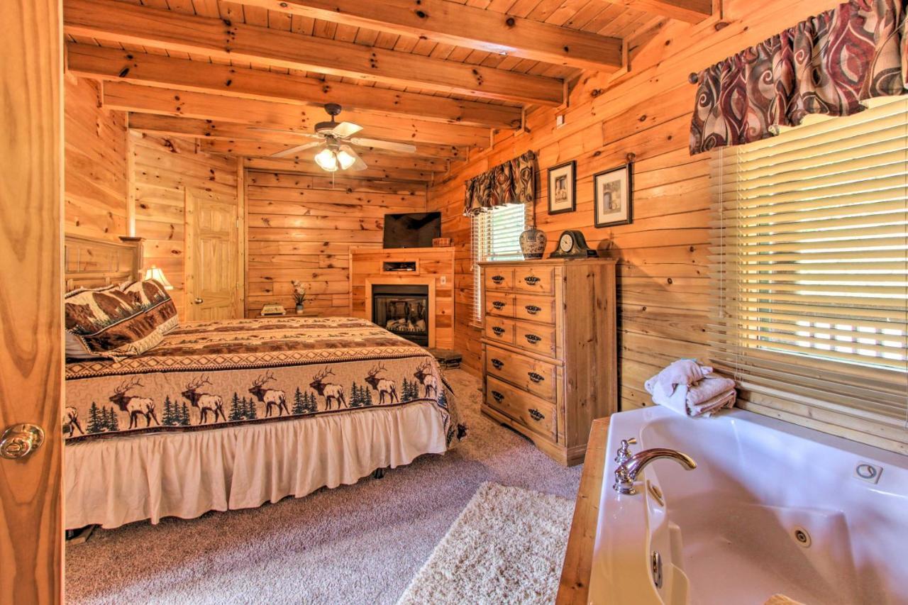 Family Cabin With Pool And Hot Tub *